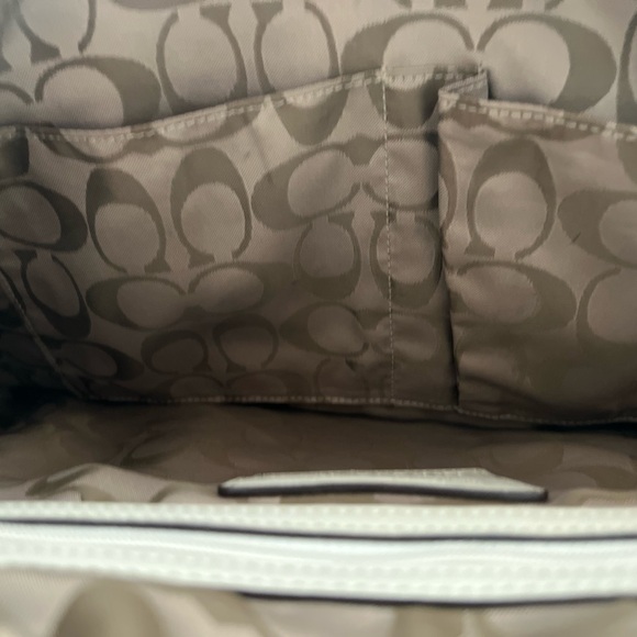 Vintage Coach White Shoulder Bag with Tassel (F04S-1438) - Picture 9 of 14